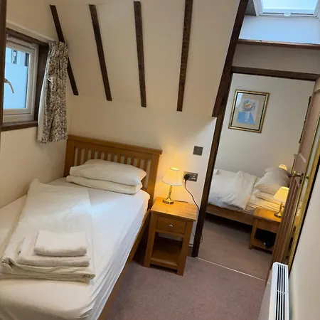 Oakwood Bed And Breakfast Heathrow-2