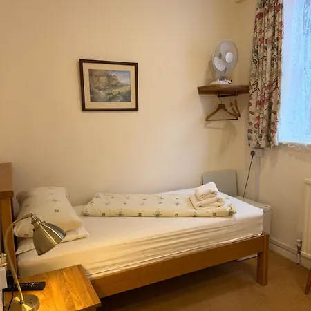 Oakwood Bed And Breakfast Heathrow-3